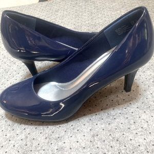 Classic dress pumps.